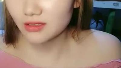 白皙美乳甜美妹子，撩起衣服露奶张开双腿掰穴特写