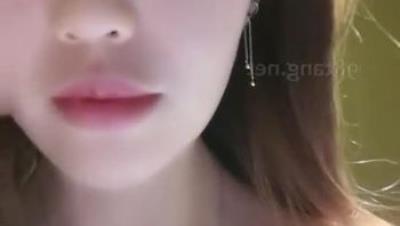 在某饭店的公厕内全裸道具自慰，黑丝高跟激情抽插骚逼高潮 压抑呻吟