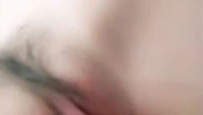 身材这么棒又这么漂亮的小女友，再让她穿上黑丝女仆装，太会玩了，小穴粉得过分了