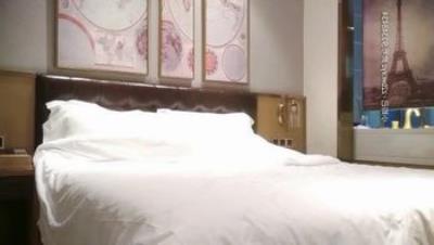 【小飞探花】新人酒店偷拍小姐姐，170黑丝诱惑，毒龙漫游胸推服务型
