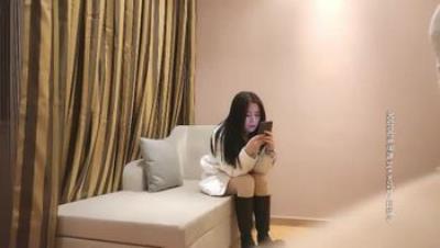 白衣肉肉身材少妇沙发上啪啪，掰穴口交拉着手后入