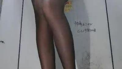 网吧里的骚逼女网管上夜班发骚 跑到厕所自慰，黑丝高跟 道具插菊花