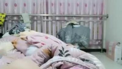 【娃娃脸一线逼&流氓妹妹】00后小孕妇，刚剖腹产没多久，直播赚奶粉钱，粉穴翘臀纤毫毕现