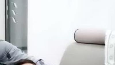 【小九儿呀】学生妹超大胆！约两大叔回家玩3P  激情沙发轮操小逼太嫩都给操肿了