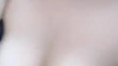 刚娶回家的20岁娇妻，外面阳光好明媚，妻子下楼逛逛熟悉新环境，累了回家让美人妻足交，好丝滑的美足搞喷射牛奶！