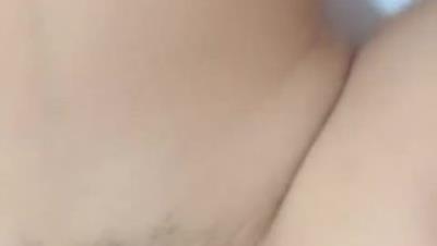 约操深圳年轻空姐露脸无套啪啪爆插，一开始还玩手机，速度加快小骚货就开始叫床了！