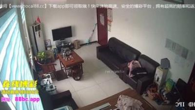 黑客破解网络摄像头监控偷拍好赌少妇 欠网贷主动上财务公司办公室肉偿还利息 被小鸡鸡经理扑倒在沙发上干