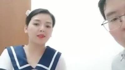 生猛约啪大神【野狼出击】让粉丝玩操水兵制服装女主沙发震激情啪啪 老王亲上阵示范怎么干女主才舒服