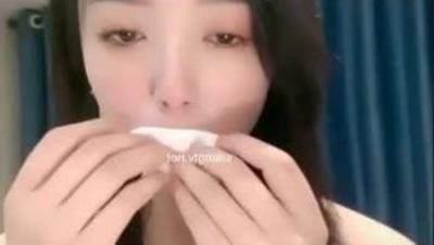 【Y汐】气质白领第一天下海比较腼腆 咪咪会发光，把AV玩具拿出来给大家看，私下一定没少玩，渴望真大鸡巴！