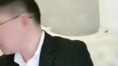 【野狼出击】老王情迷学生装制服诱惑骚表妹 爆裂黑丝穿着制服啪啪猛操 抱着操够猛劲