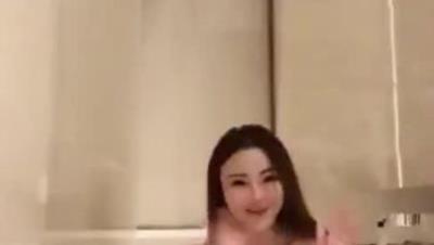 骚狐狸婊子和不同男人的欢乐性爱，浴缸洗澡吃鸡，床上被猛干大声呻吟！