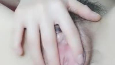 现在的00后玩得太开放【娃娃脸小粉逼】粉嫩小萝莉，蝴蝶穴两片阴唇白浆都流到菊花上，跟男友干起来光听水声了