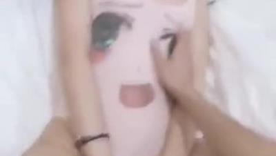 清纯卡通娇小萝莉，被大鸡巴无套摁住抽插，爽得十分享受，那叫床声销魂！