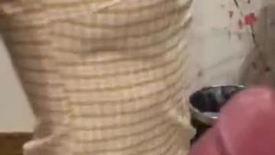 南京可爱小美眉萝莉，出租房含住男友的巨屌龟头，穿着格子旗袍，，看着是那么清秀 算了吧不吃了 恳求的眼神！