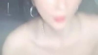 停车场里的小骚逼等大哥停好车跑到后座上激情啪啪，脱光了主动上位求插，浪荡呻吟把大哥刺激好了让大哥抠逼