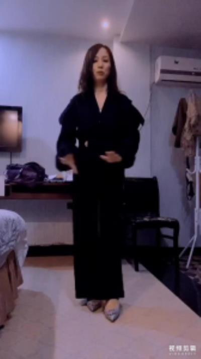 露脸！41岁苗族美熟特意飞来南京开好房找我艹！还不忘跳个舞诱惑下我！