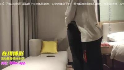 步宾探花约了个性感黑衣牛仔裤妹子啪啪，揉搓奶子舔弄近距离口交