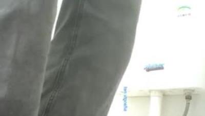 二月流出国内厕拍大神暗夜最新奶茶店女厕偷拍红衣美眉和朋友大声说完话尿尿