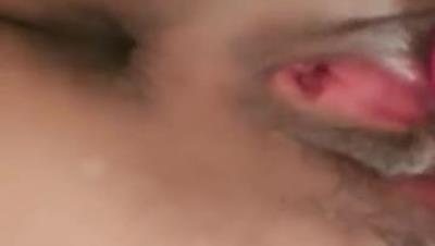 性感的睡衣小姐姐够骚，听着狼友指挥跳弹自慰骚逼特写喷水，把床单都弄湿了淫声荡语不断