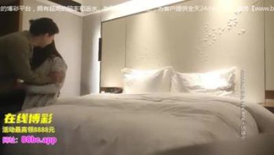 长着娃娃脸的文静女生 却有笔直又逆天大长美腿 站着后入男的够不着有点尴尬 美女有这么长的美腿，不去蹬三轮 可惜了11V合集