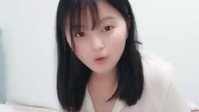 童颜巨乳两个00后萌妹子无毛粉逼互玩 炮友双飞啪啪，按摩器假屌插入舔奶摸逼
