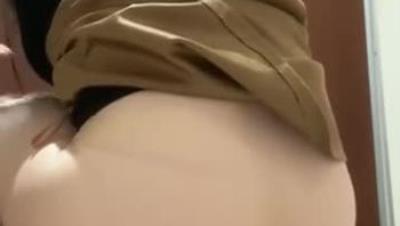 全镜偷窥美少妇嘘嘘 这只白皙无暇的大白屁屁不知几人能抗住诱惑 极品啊