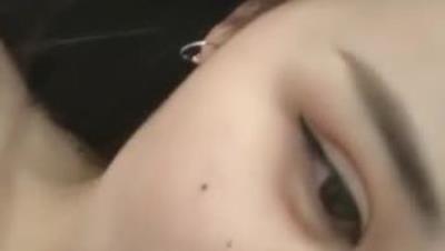 黑丝小骚逼露脸一个人在宾馆发骚，道具爆菊花真刺激，大黑牛玩弄骚逼玩双插，浪荡呻吟