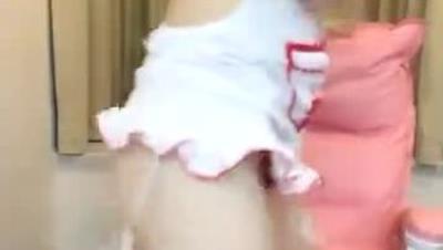 粉色高跟鞋白丝红唇美女椅子上自慰出白浆，拨开内裤手指揉搓小穴，跳蛋塞入拉扯出水，震动棒假屌多种道具换着玩