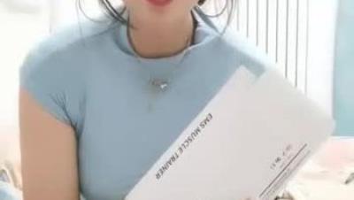 大耳环很有韵味美少妇寂寞在家自慰，脱掉衣服内裤摆上假屌 地上骑乘上下套弄 插完逼逼再插菊花淫荡