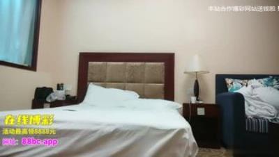 新晋探花高价约的外围靓妹，脱光了先欣赏一下诱人的酮体，深喉大鸡巴让小哥压在身下爆草抽插，叫声让你射