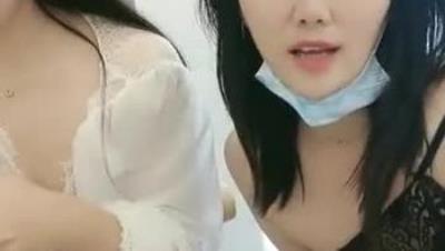 两个高颜值的美骚妇镜头前的诱惑，情趣装黑丝袜大秀诱惑，陪狼友撩骚互动淫声荡语 揉奶子玩逼精彩不断刺激