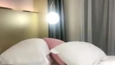 超大巨乳E奶新人妹子长相甜美全裸诱惑，揉搓晃动奶子舔弄奶头，看着就很想捏一下 近距离特写掰穴洞小