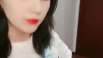 剧情演绎 红唇黑丝少妇足疗按摩勾搭男技师 按腿的时候拿着跳蛋玩起来 让技师帮忙揉奶口交按摩床上后入