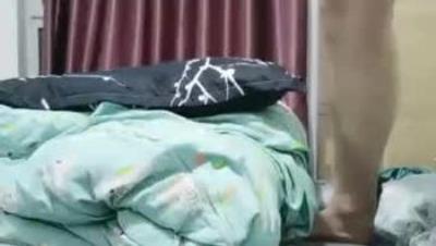 愿做你的胯下之奴，露脸小少妇被大哥调教，深喉口交足交舔脚，草着嘴AV棒插着逼，菊花都爆了