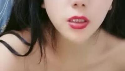 颜值女神自己揉捏性感的大奶子情趣内衣真诱惑，自慰骚逼特写展示给狼友看