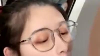 俏皮萝莉眼镜妹，外表看着这么纯情，手拿鸡巴舌头舔就知道不简单！