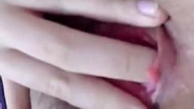 肌肤超级白皙粉嫩网红美少女【里有】水嫩多汁敏感粉穴潮吹体质，青春水手服洋溢少女气息