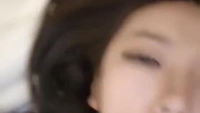 呻吟嗲嗲新人美女和炮友开房激情啪啪，特写口交舔屌吸蛋蛋，掰穴插入细腰大屁股骑乘，上下套弄后入性感美臀