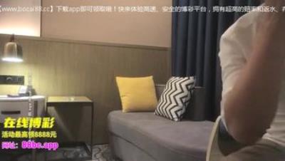 【午夜寻花】D罩杯白皙小姐姐，沙发啪啪口交姿势繁多