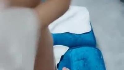 剧情演绎足疗店按脚勾搭技师 加300让妹子足交打飞机 脱下内裤看逼多是水 再加500操逼按摩床上搞