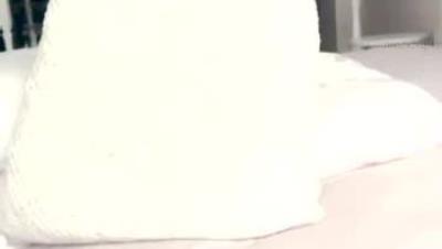 风骚眼镜网红美女，肥嘟嘟的鲍鱼，皮肤白皙透亮，电动玩具搞爽死这个淫穴，叫春揉着巨乳 真是诱惑!