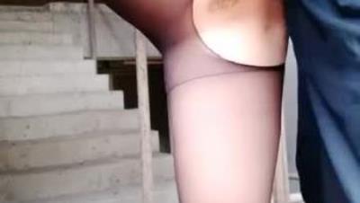 户外爆乳美少妇又来工地勾引老汉 年轻的时候一天要干两次你穿的太性感今天不想刷漆了 一直蹭着屁股哈哈