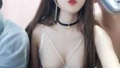 白嫩美乳红唇妹子两男一女3P淫乱，性感内衣开档内丝舔奶摸逼，两男轮换着操