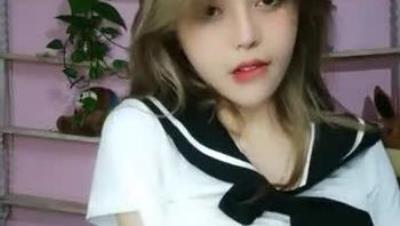 卡哇伊长相甜美青春嫩妹腰细胸大诱惑，撩起衣服露大白美乳，性感短裙揉搓嫩穴掰开，翘起美臀扭动非常诱人