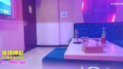 【歌厅探花】KTV连换俩公主 包间淫乱啪啪小姐姐，在隔壁已经调情到位 大胸白嫩沙发狂干