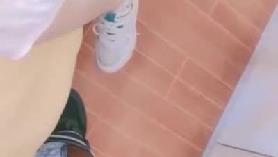 00后双马尾萝莉萌妹第一视角拍摄啪啪 无毛肥逼 翘起屁股后入一下下撞击 抬起双腿猛操 最后射屁股上