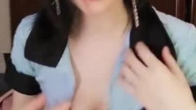 坠入人间的精灵【OL御姐】天然白虎穴，干净的阴穴让人欲望充斥，逼穴大开，专吸大鸡巴，穴内还湿润了白色的液体！