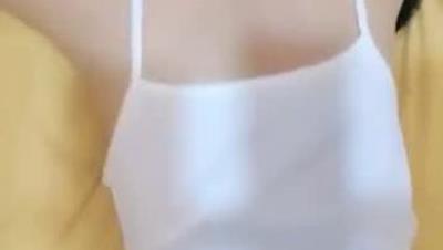 双马尾00后萝莉萌妹逼逼无毛被炮友各种姿势玩弄，第一视角拍摄口交舔屌，翘起屁股拉着辫子后入，嗯嗯嗯小声呻吟酥麻