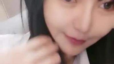 包臀裙性感黑丝颜值美女约炮啪啪道具自慰，毛毛浓密按摩器震动，操一会假吊插入玩弄再继续后入猛操