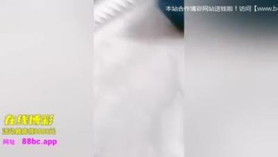 风骚熟女【烈焰红唇小风骚】福利视频18V合一，黄瓜性玩具自慰，白浆都流了，寂寞得很啊！